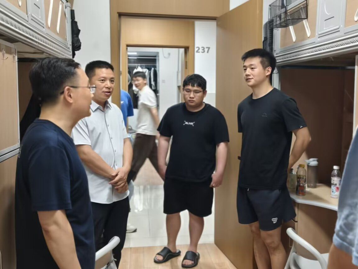 人工智能学院开展毕业季宿舍走访慰问活动